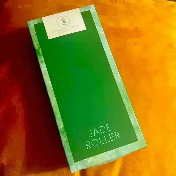 Sherrie Matthew’s Jade Roller - Picture 2 of 2